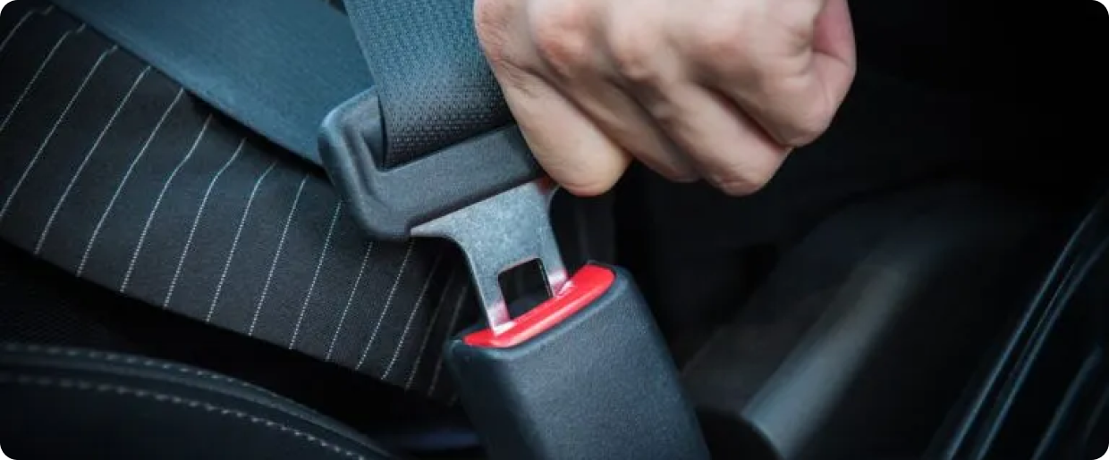 man is fasting seat belt